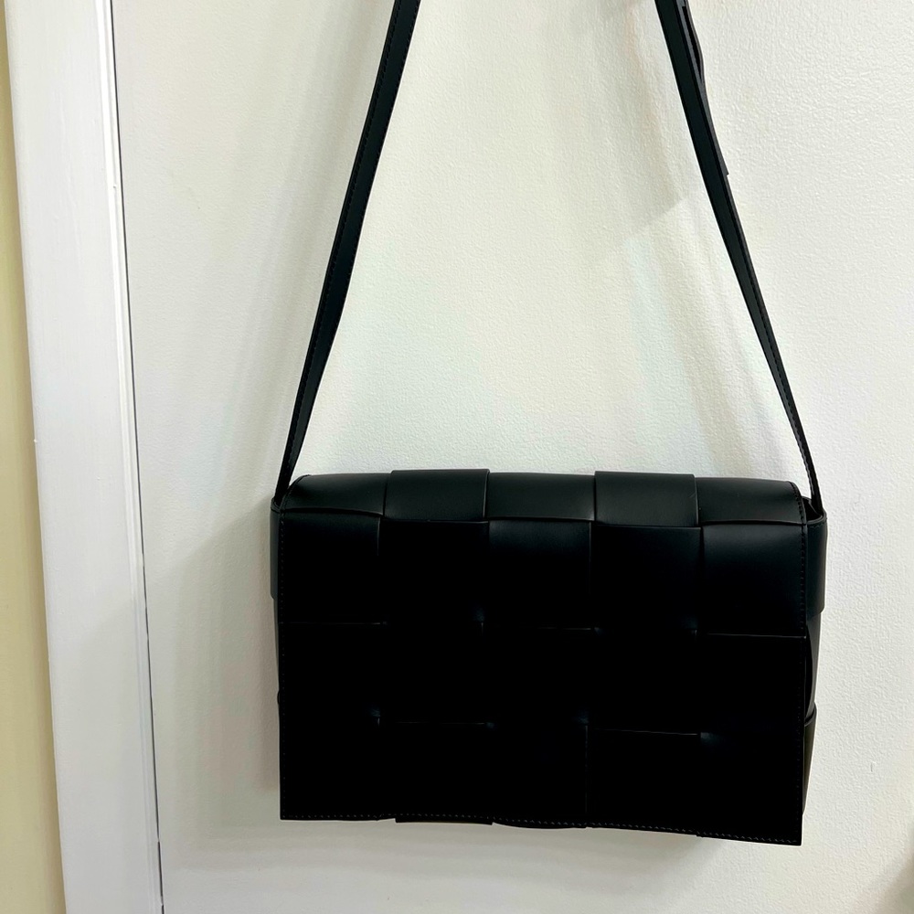 WOVEN DETAIL CROSS BODY BAG IN BLACK FAUX LEATHER